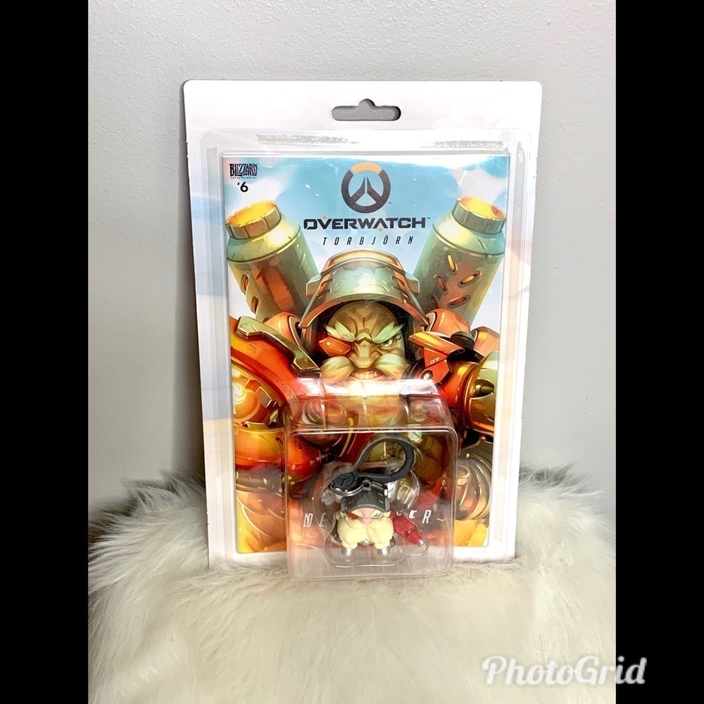 Overwatch Torbjorn Backpack Hanger & Comic Book